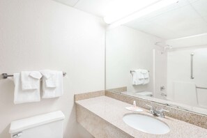 Amenidades de baño gratuitas, secadora de cabello, toallas 