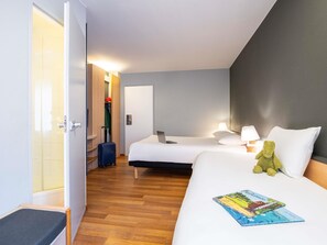 Habitación triple estándar, varias camas | Ropa de cama de alta calidad, escritorio, insonorización y wifi gratis 
