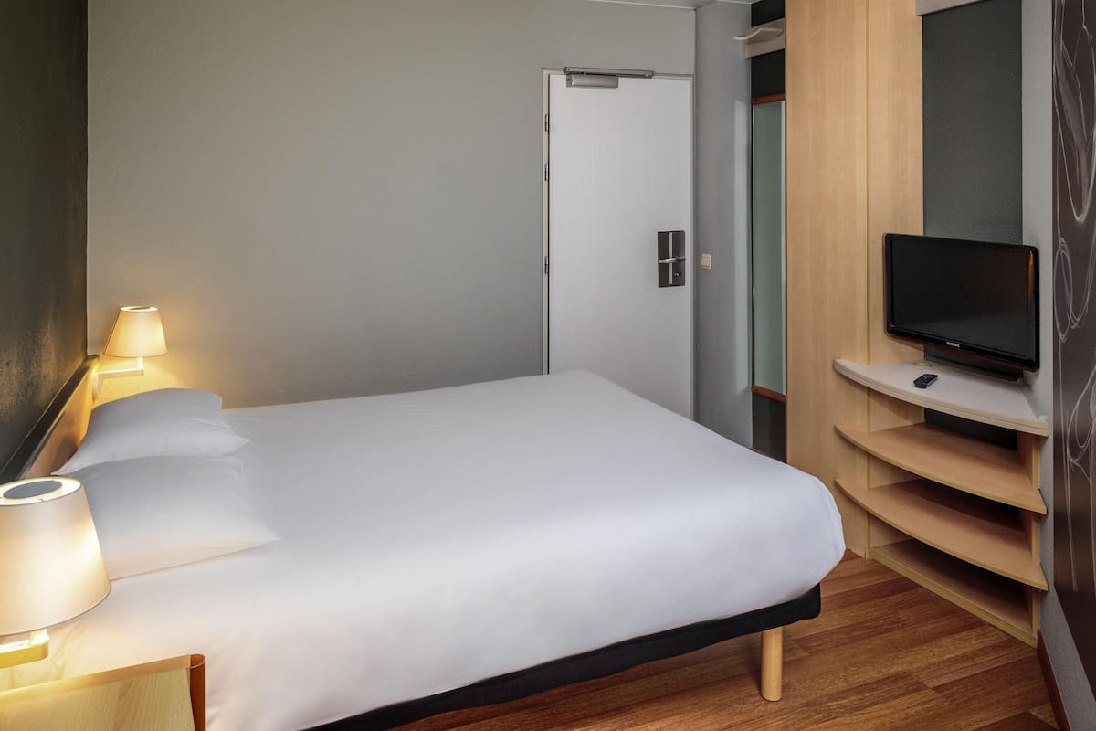 Habitación estándar, 1 cama matrimonial | Ropa de cama de alta calidad, escritorio, insonorización y wifi gratis