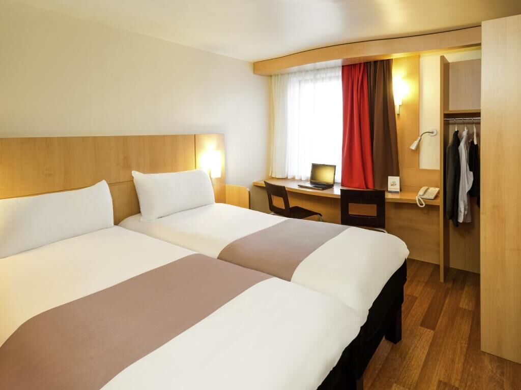 Premium bedding, desk, soundproofing, free WiFi