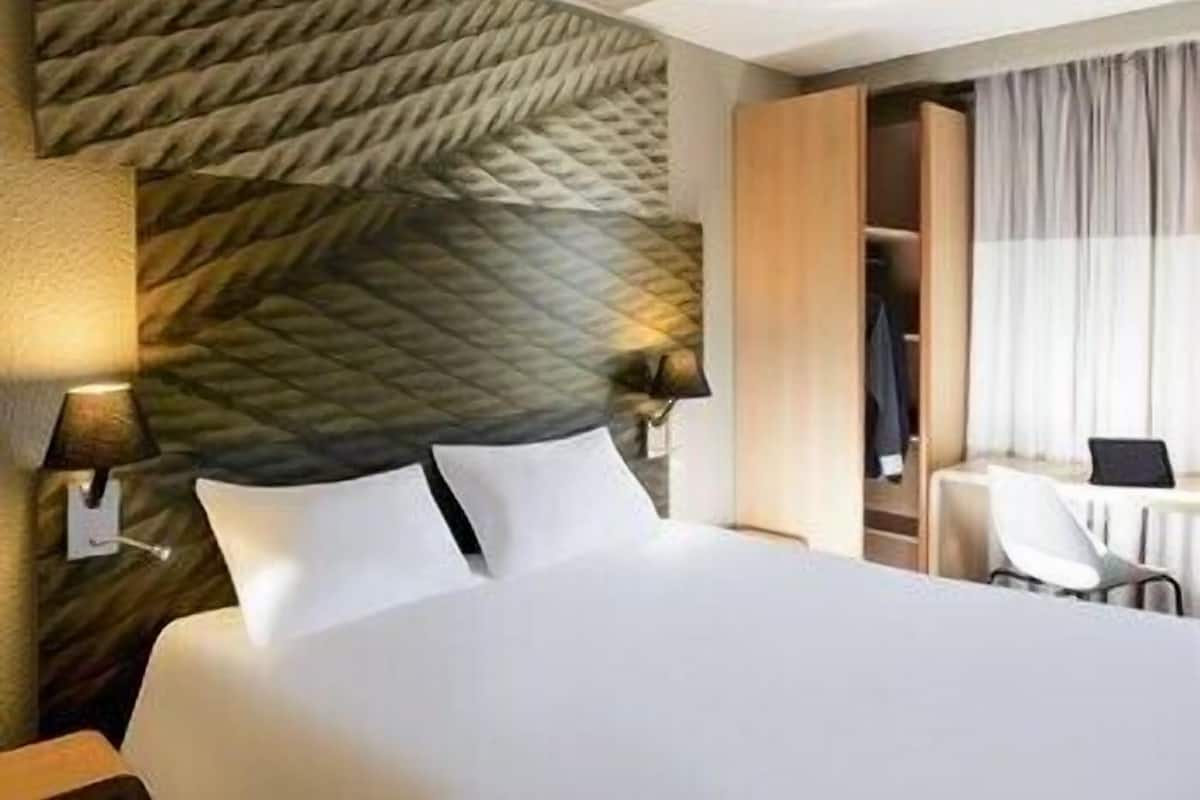 Premium bedding, desk, soundproofing, free WiFi