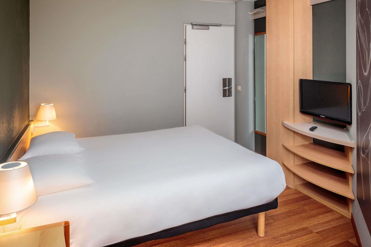 Premium bedding, desk, soundproofing, WiFi (free)