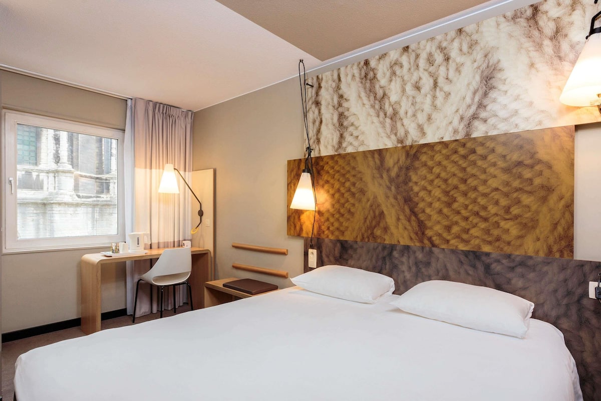 Zimmer, 1 Doppelbett | Hochwertige Bettwaren, Schreibtisch, schallisolierte Zimmer