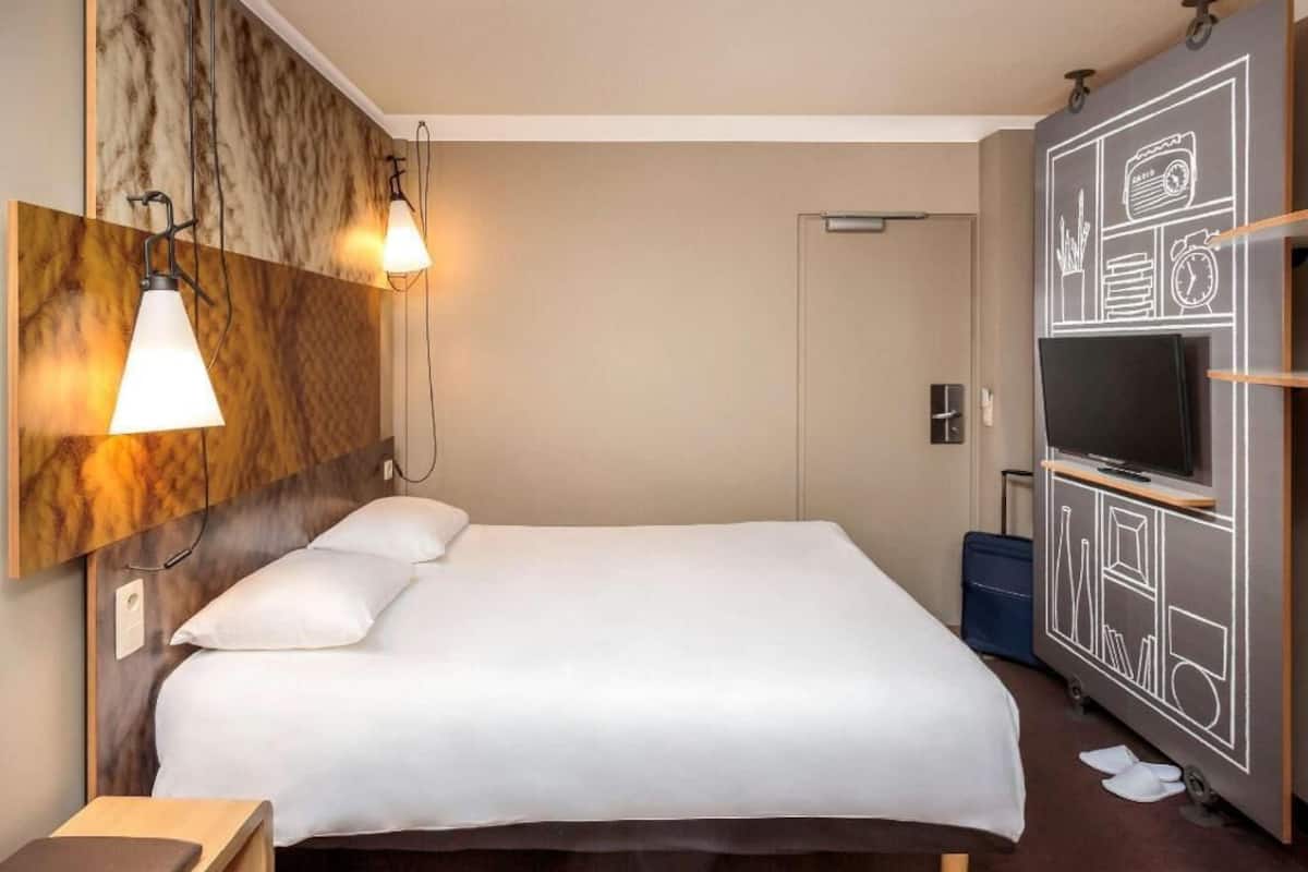 Premium bedding, desk, soundproofing, free WiFi