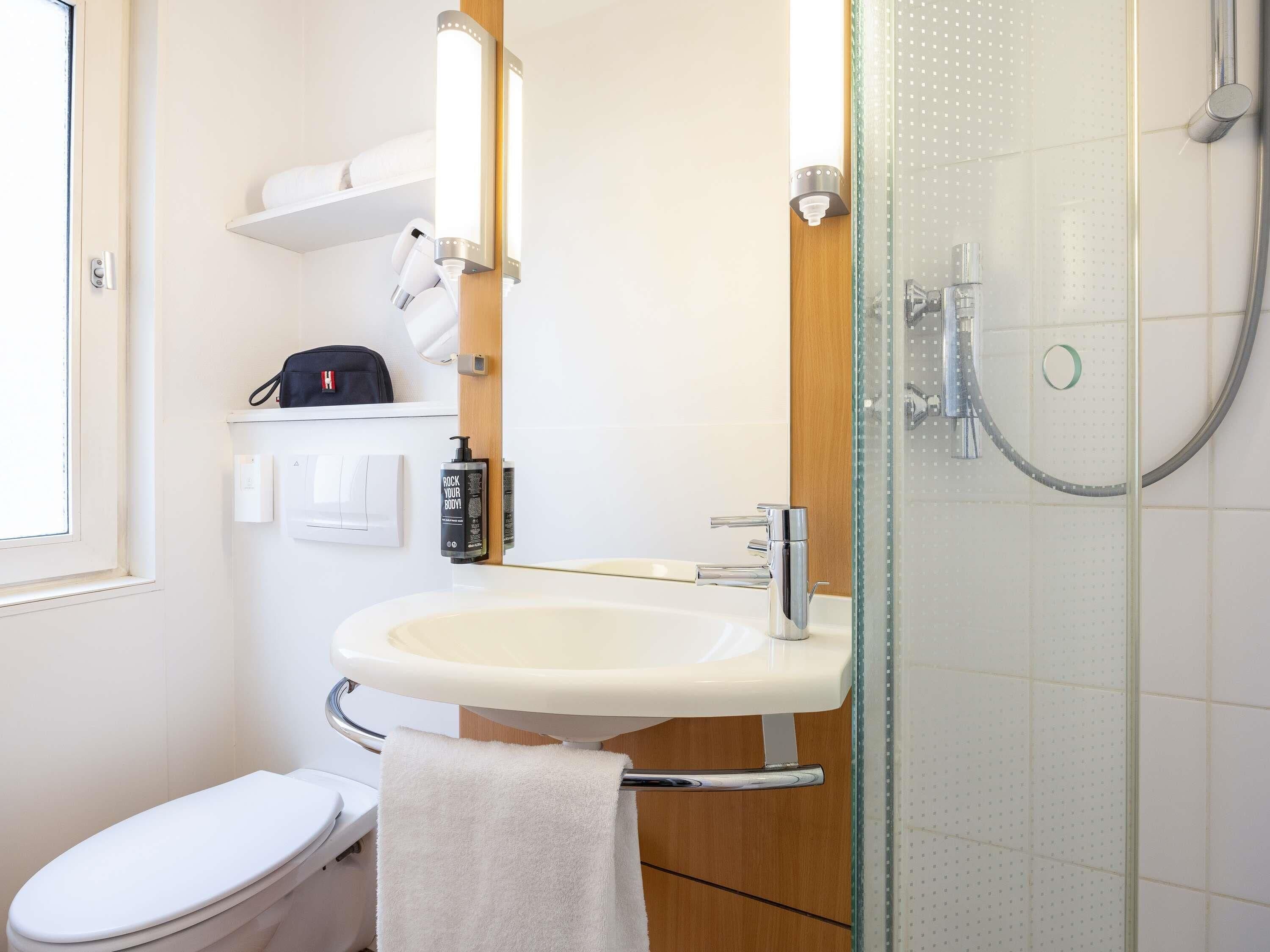 Biancheria da letto di alta qualità, una scrivania, insonorizzazione