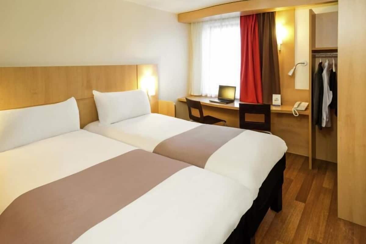 Premium bedding, desk, soundproofing, free WiFi