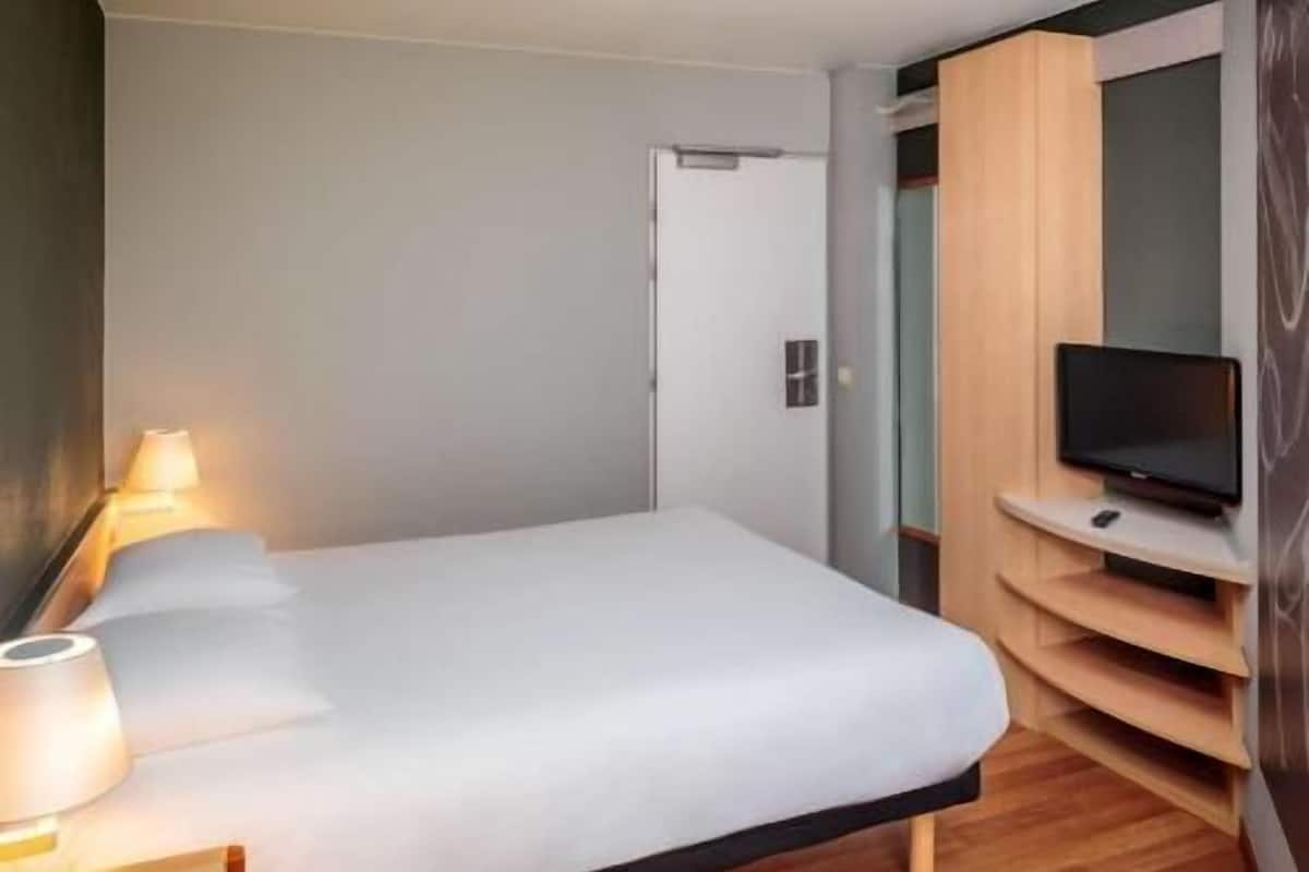 Premium bedding, desk, soundproofing, free WiFi