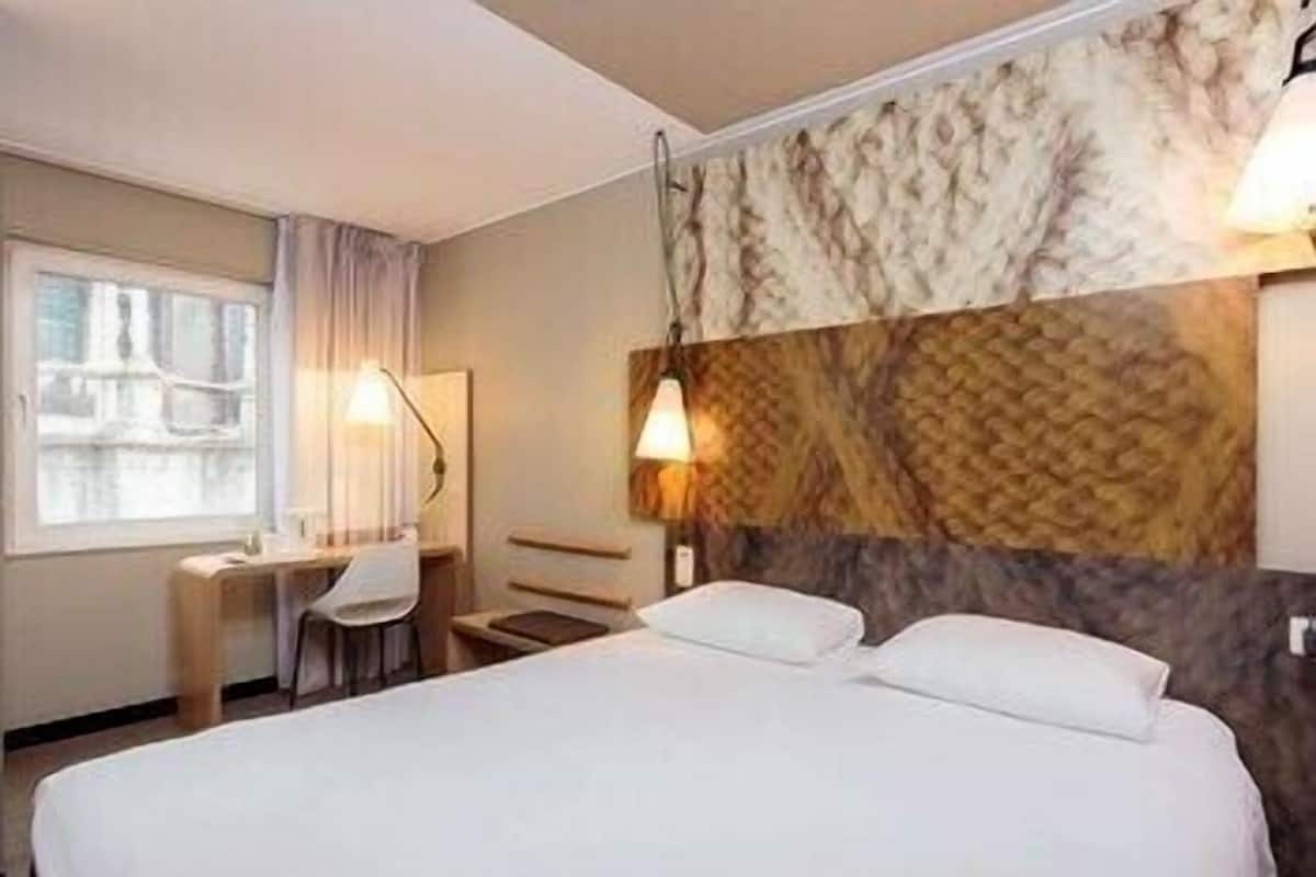 Premium bedding, desk, soundproofing, free WiFi