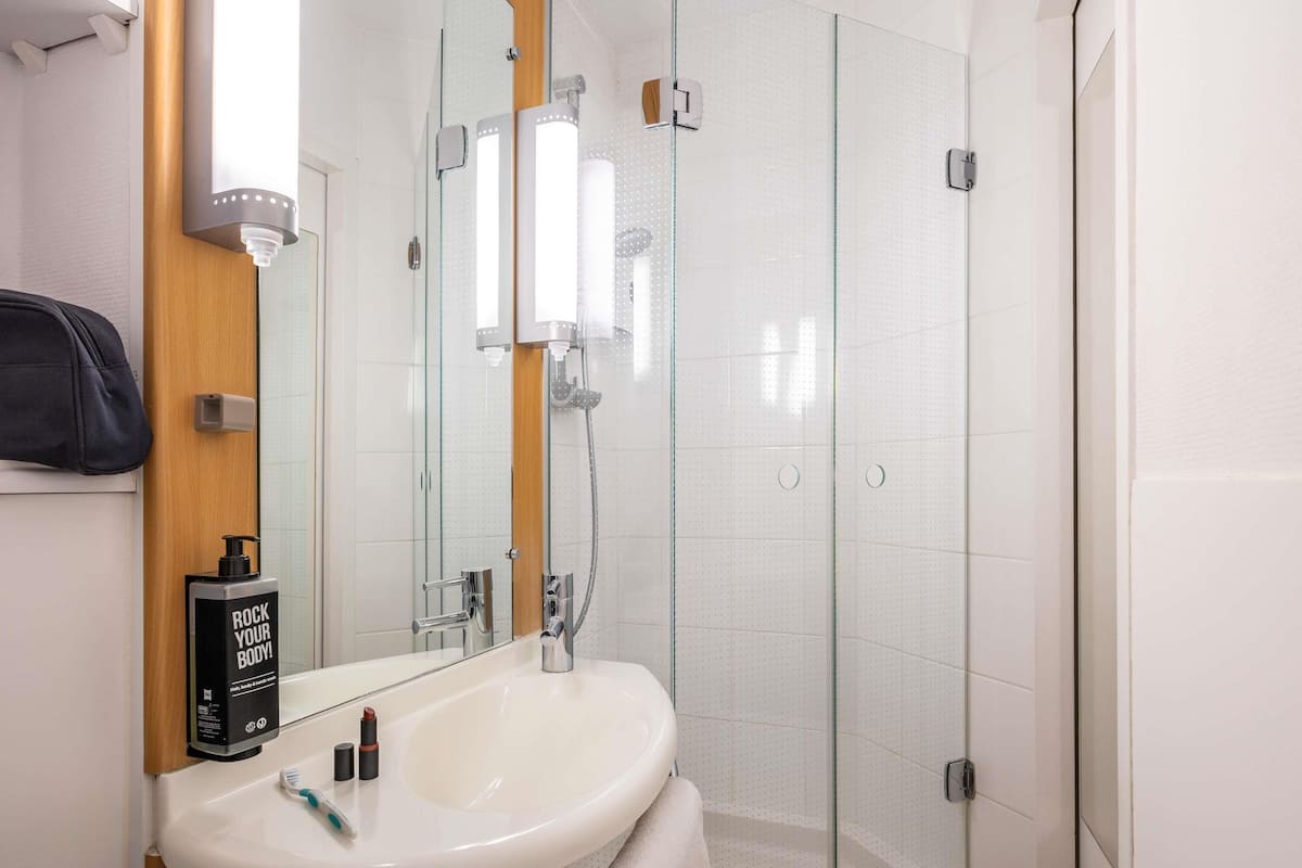 Hochwertige Bettwaren, Schreibtisch, schallisolierte Zimmer