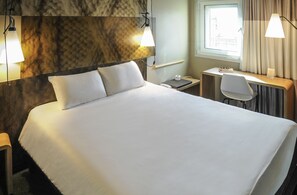 Premium bedding, desk, soundproofing, free WiFi