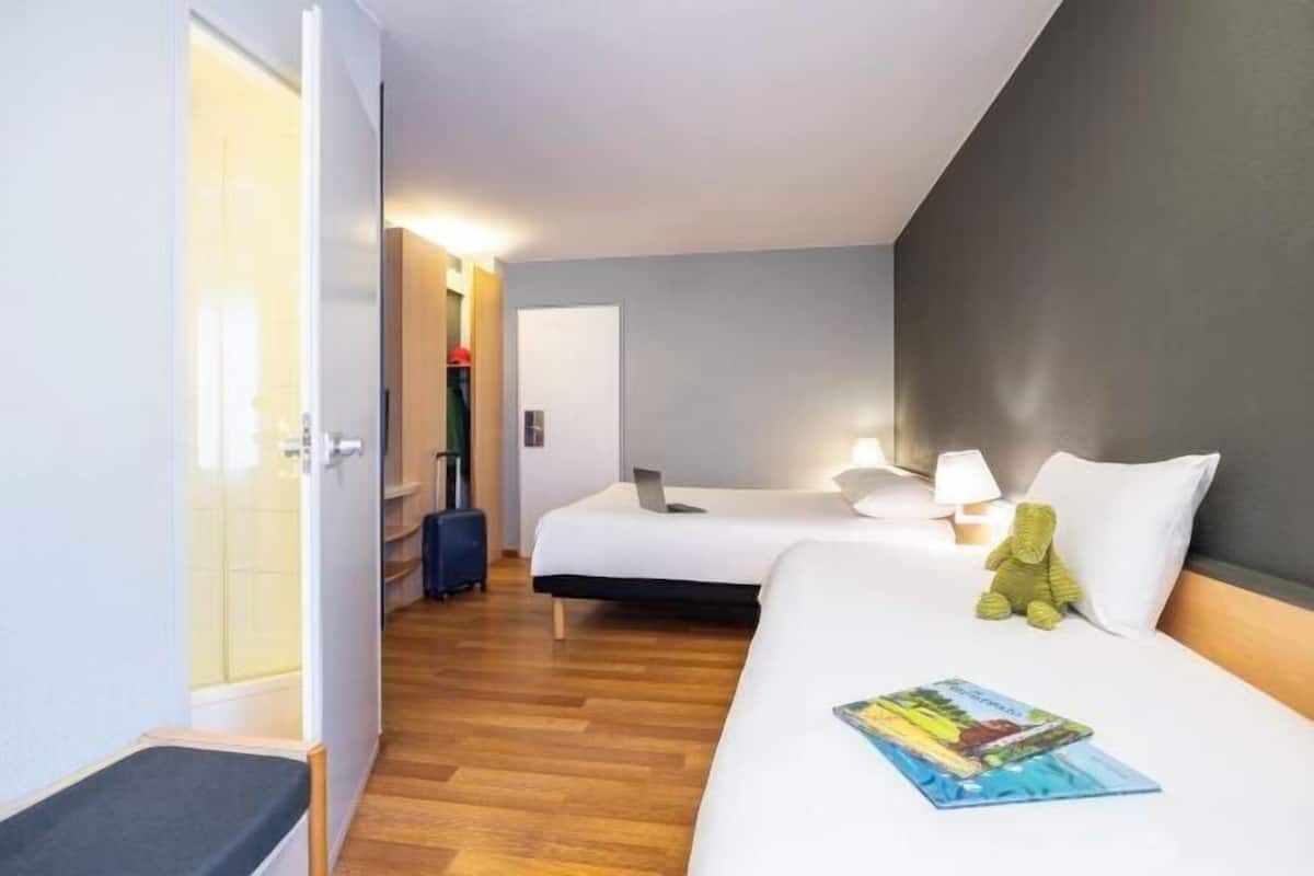 1 habitación, ropa de cama de alta calidad y escritorio