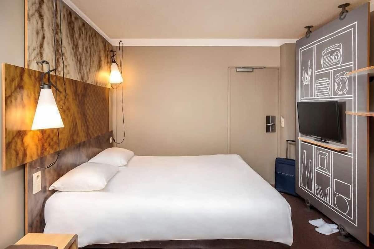 Premium bedding, desk, soundproofing, free WiFi