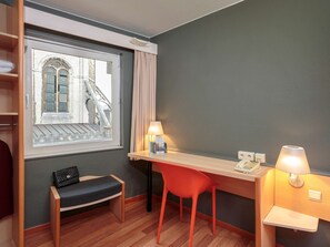 Hochwertige Bettwaren, Schreibtisch, schallisolierte Zimmer