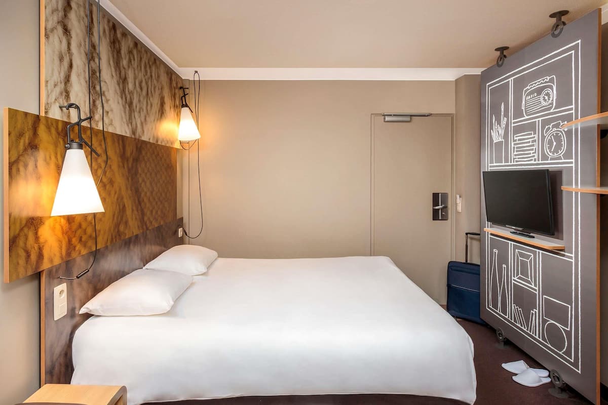 Zimmer, 1 Doppelbett | Hochwertige Bettwaren, Schreibtisch, schallisolierte Zimmer