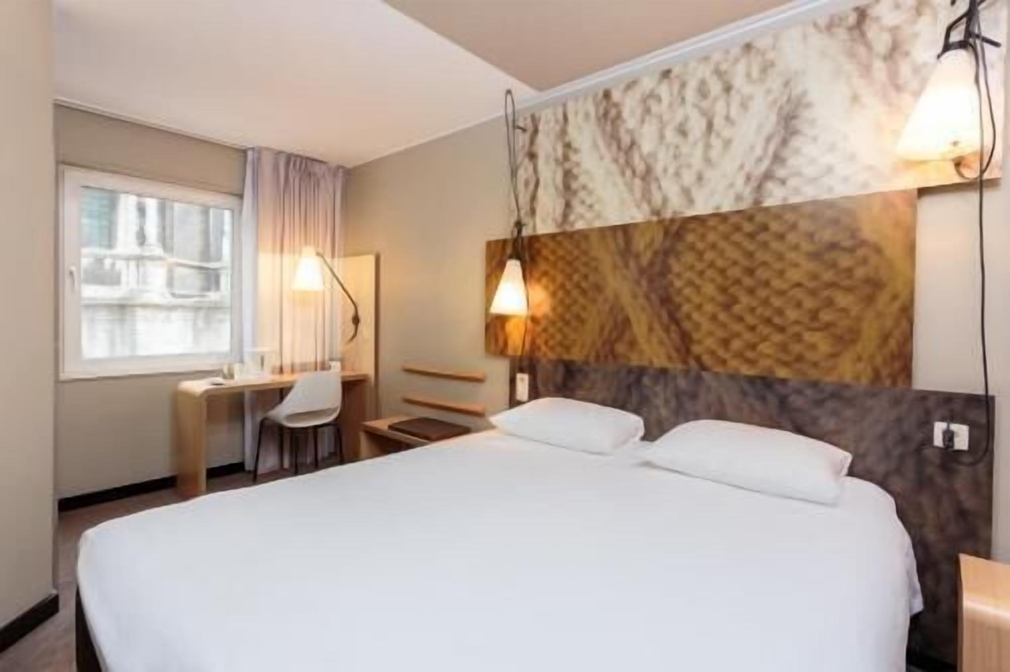 Premium bedding, desk, soundproofing, free WiFi