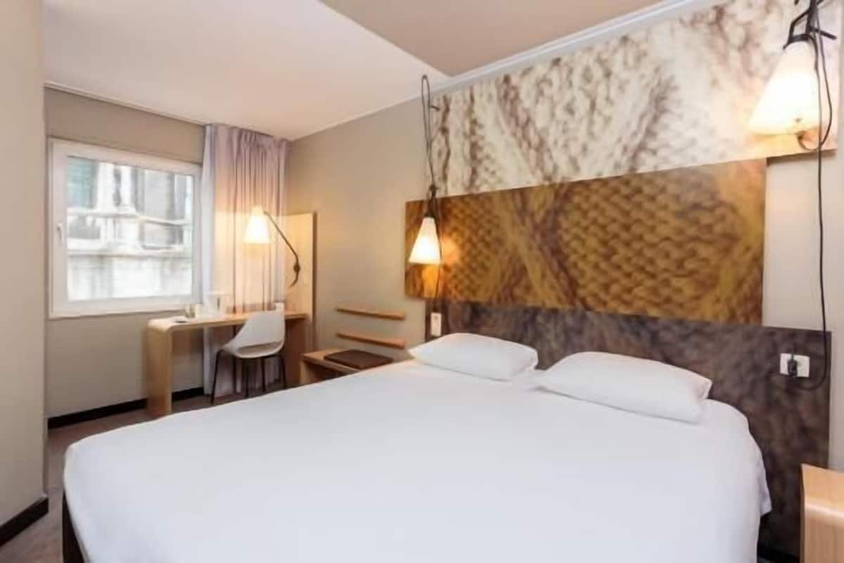 Premium bedding, desk, soundproofing, free WiFi