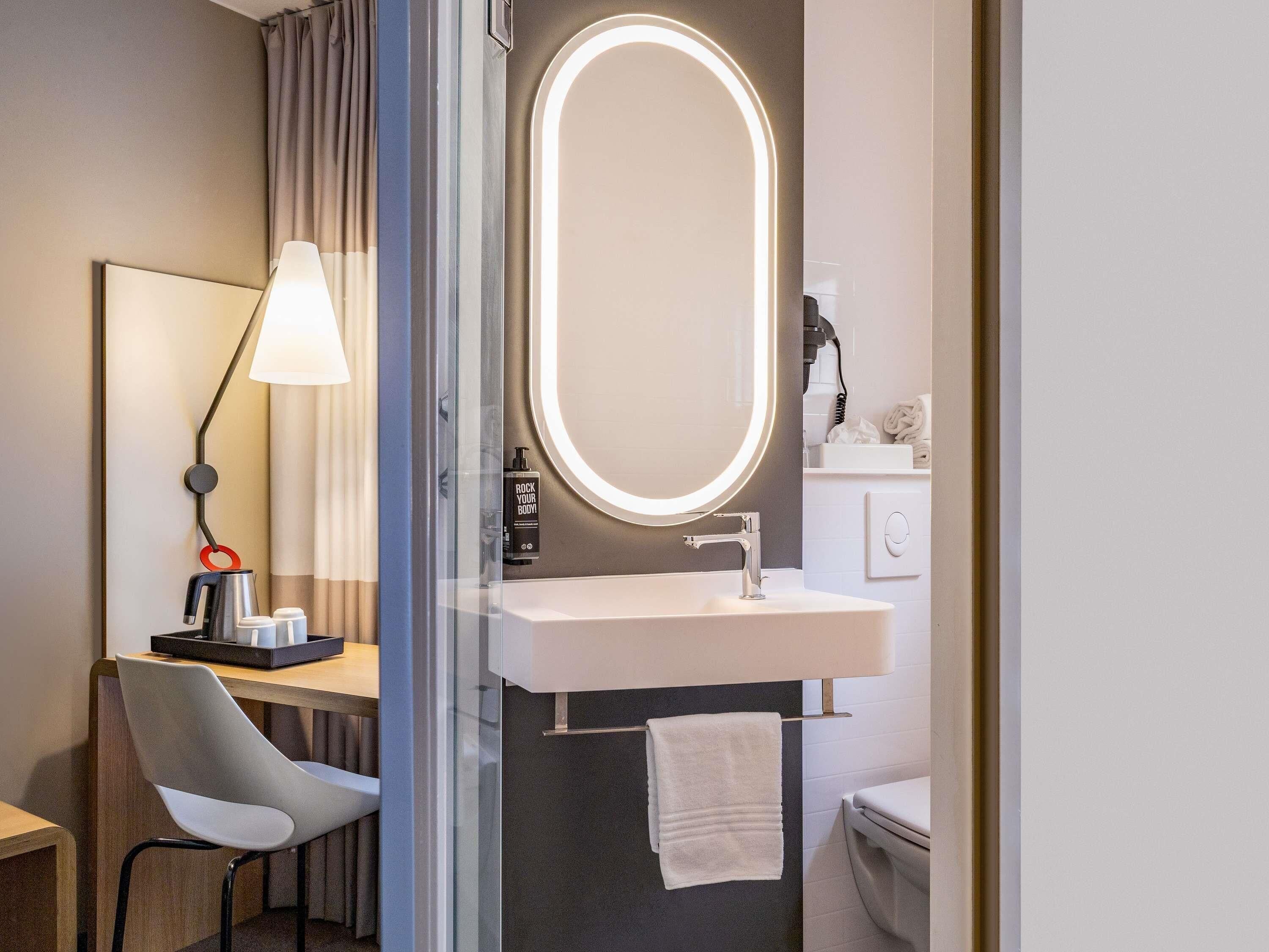 Luxe beddengoed, een bureau, geluiddichte muren, gratis wifi