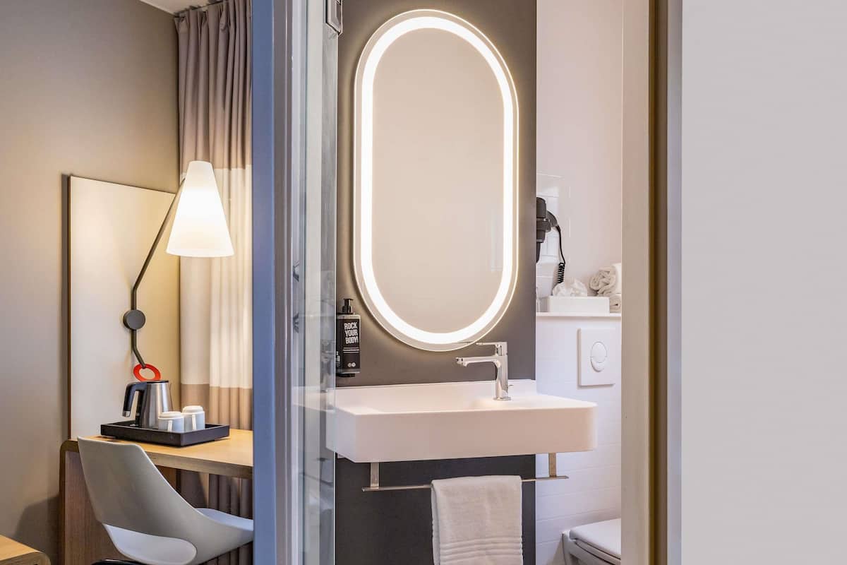 Premium bedding, desk, soundproofing, WiFi (free)