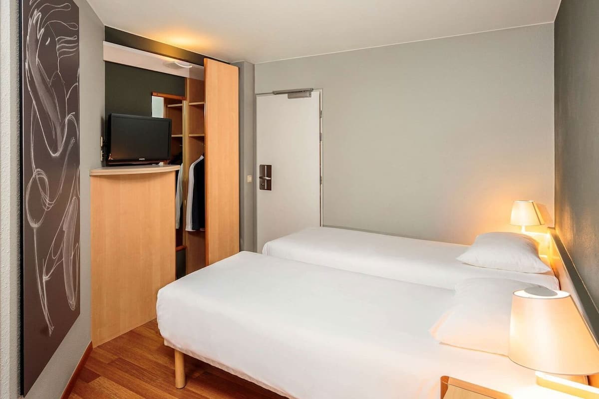 Premium bedding, desk, soundproofing, free WiFi