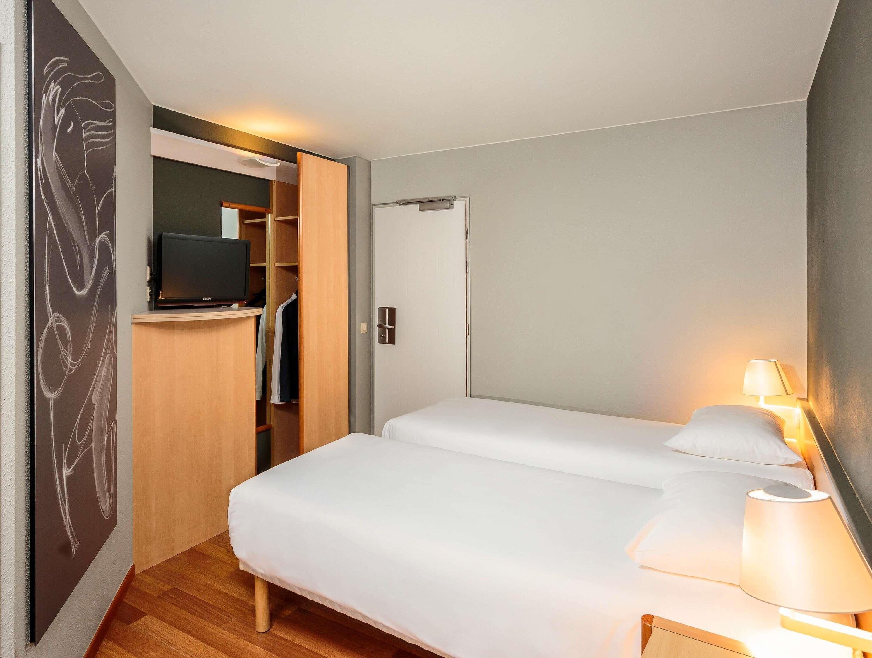 Standard Twin Room, 2 Twin Beds | Premium bedding, desk, soundproofing, free WiFi