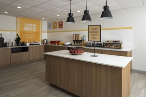 Breakfast area - Hampton Inn by Hilton York (York)