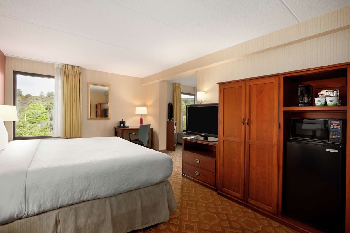 Suite, 1 King Bed, Non Smoking | Premium bedding, pillow-top beds, in-room safe, desk