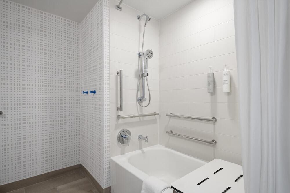 Kylpyhuone | Suihkun ja ammeen yhdistelmä, ilmaiset hygieniatuotteet, hiustenkuivaaja