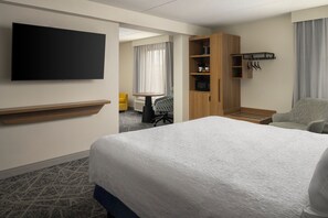 أغطية فراش متميزة وأسرّة بطبقة علوية مريحة وخزنة داخل الغرفة ومكتب