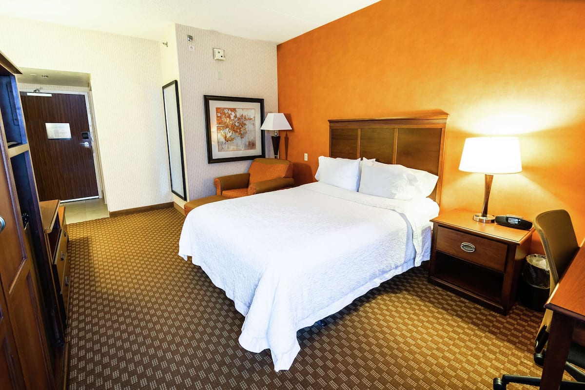 Room, 1 Queen Bed, Accessible, Non Smoking | Premium bedding, pillow-top beds, in-room safe, desk