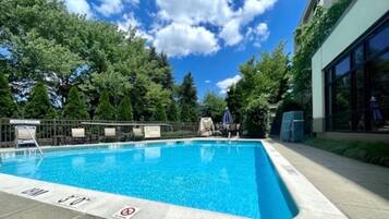 Suite, 1 cama de matrimonio grande, no fumadores (Mobility, Roll-In Shower) | Piscina privada