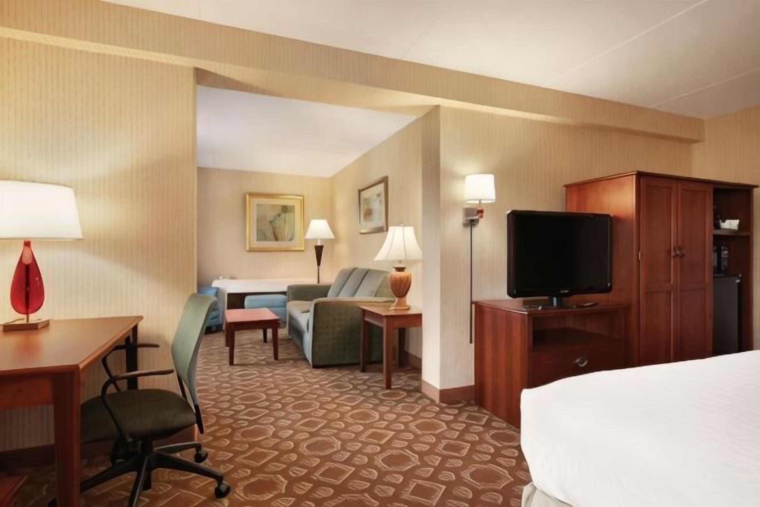 Premium bedding, pillowtop beds, in-room safe, desk