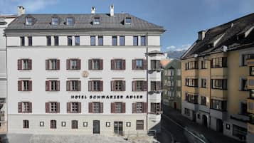 Un edificio histórico con un cartel que dice "HOTEL SCHWARZER ADLER".