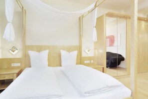 Signature Double Room | Premium bedding, in-room safe, free WiFi, bed sheets - Hotel Schwarzer Adler (Innsbruck)