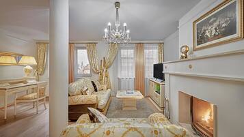 Premium bedding, in-room safe, free WiFi, bed sheets