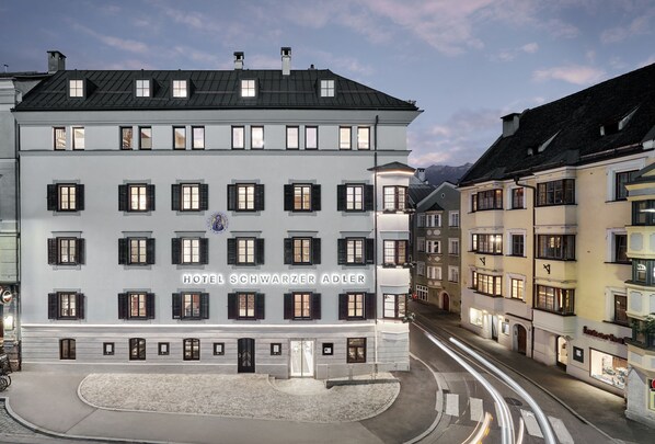 Front of property – evening/night - Hotel Schwarzer Adler (Innsbruck)