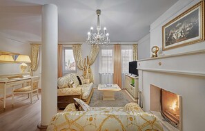 Premium bedding, in-room safe, free WiFi, bed sheets