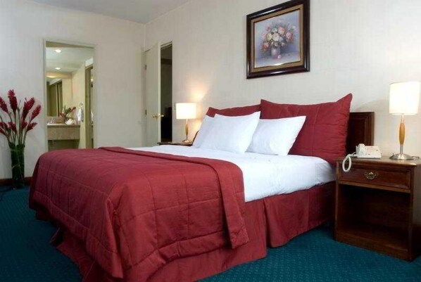 Bộ đồ giường cao cấp, minibar, két bảo mật tại phòng, bàn 