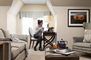 Suite | Seprai premium, meja kerja, tirai kedap cahaya, dan setrika/meja setrika