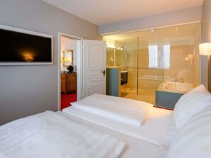 Suite – grand, 1 dobbeltseng | Bad | Dusj, miljøvennlige toalettsaker, hårføner og håndklær