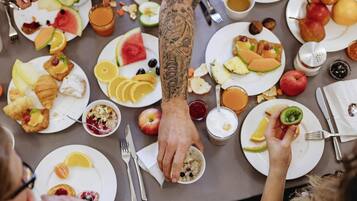 Tägliches Frühstücksbuffet gegen Gebühr