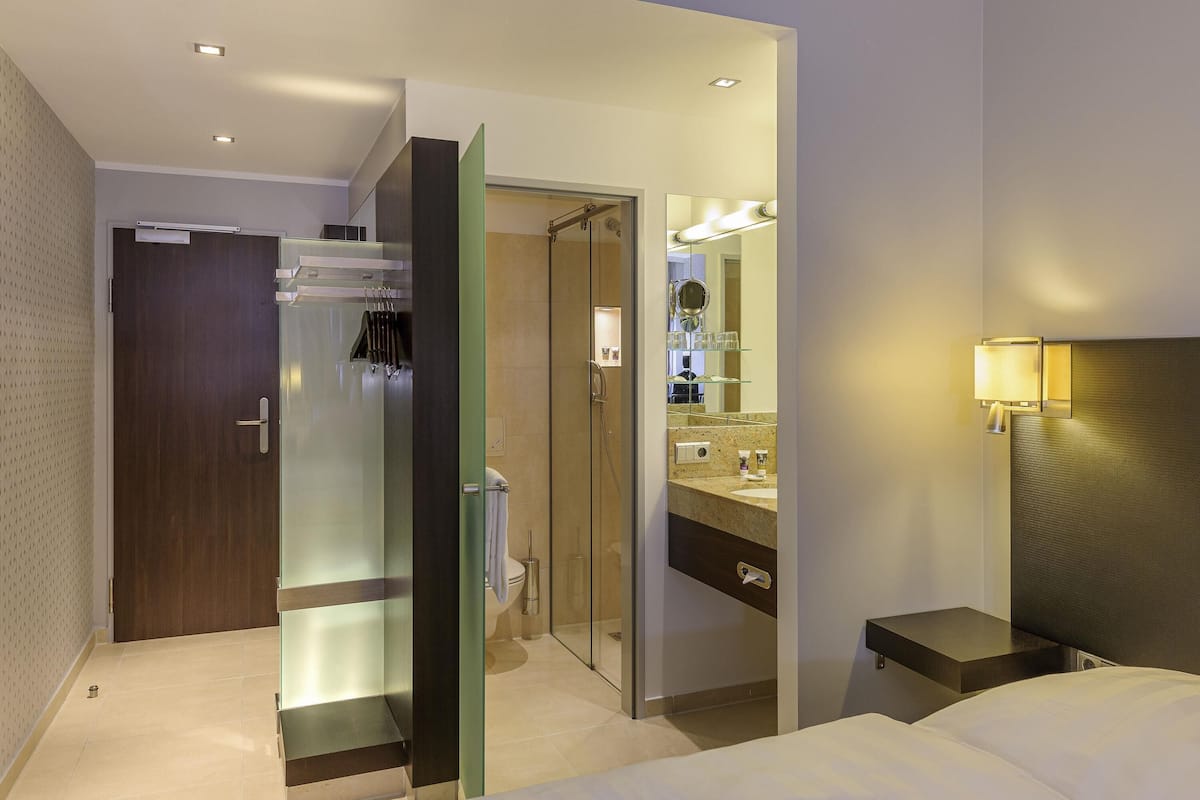 1 bedroom, hypo-allergenic bedding, in-room safe, desk