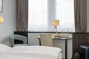 Hypo-allergenic bedding, in-room safe, desk, laptop workspace - Mercure Hotel Potsdam City (Potsdam)