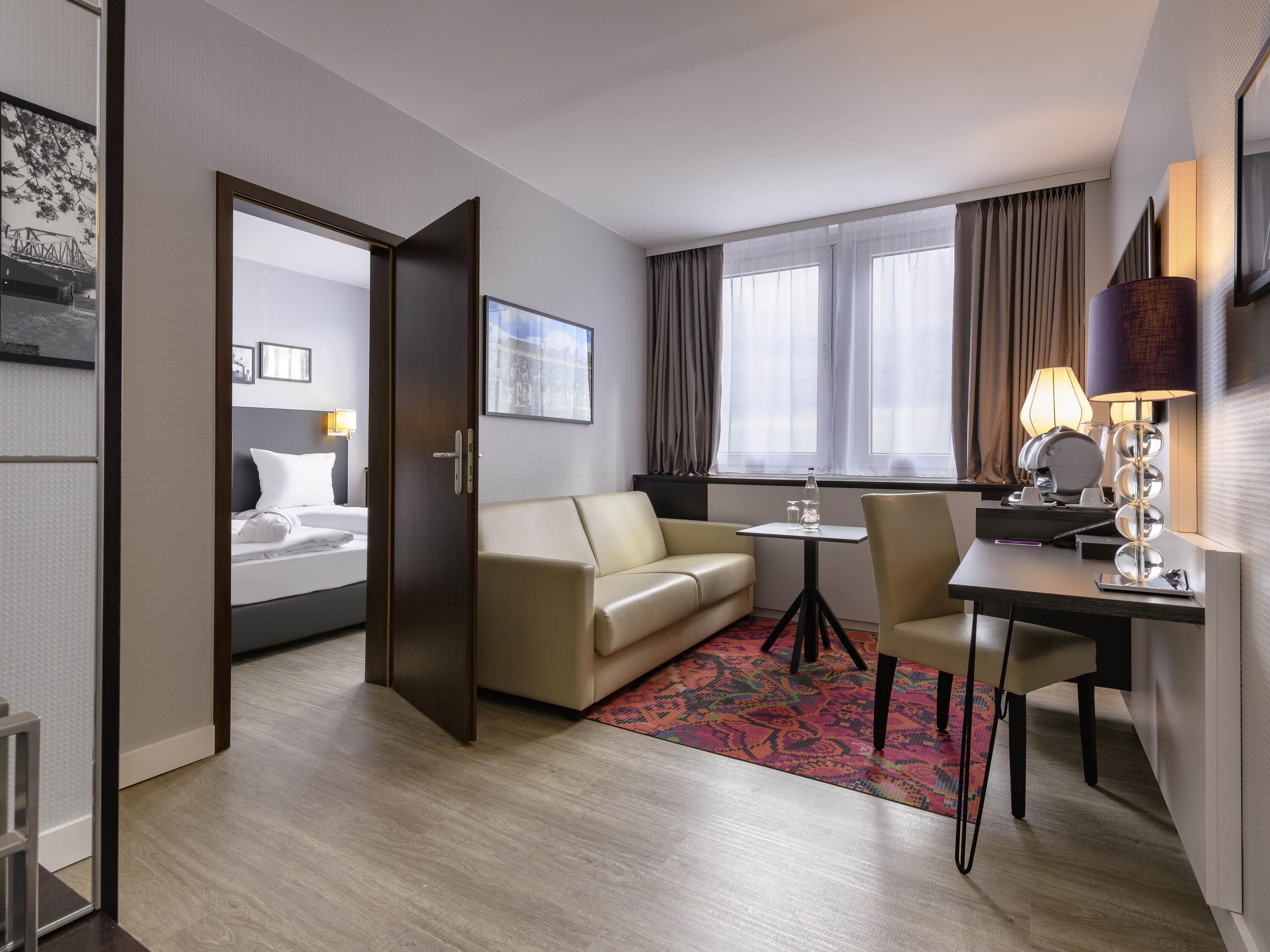 Suite Junior, 1 lit double (private bathroom with shower and tub) | Literie hypoallergénique, coffres-forts dans les chambres, bureau