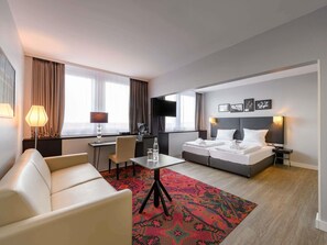 Suite – junior, 1 dobbeltseng (private bathroom with shower and tub) | Allergitestet sengetøy, safe på rommet og skrivebord