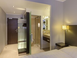 Hypo-allergenic bedding, in-room safe, desk, laptop workspace