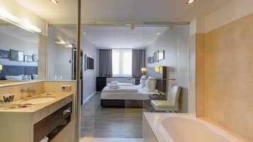 Grand-Suite, 1 Doppelbett | Badezimmer | Dusche, umweltfreundliche Kosmetikartikel, Haartrockner, Handtücher