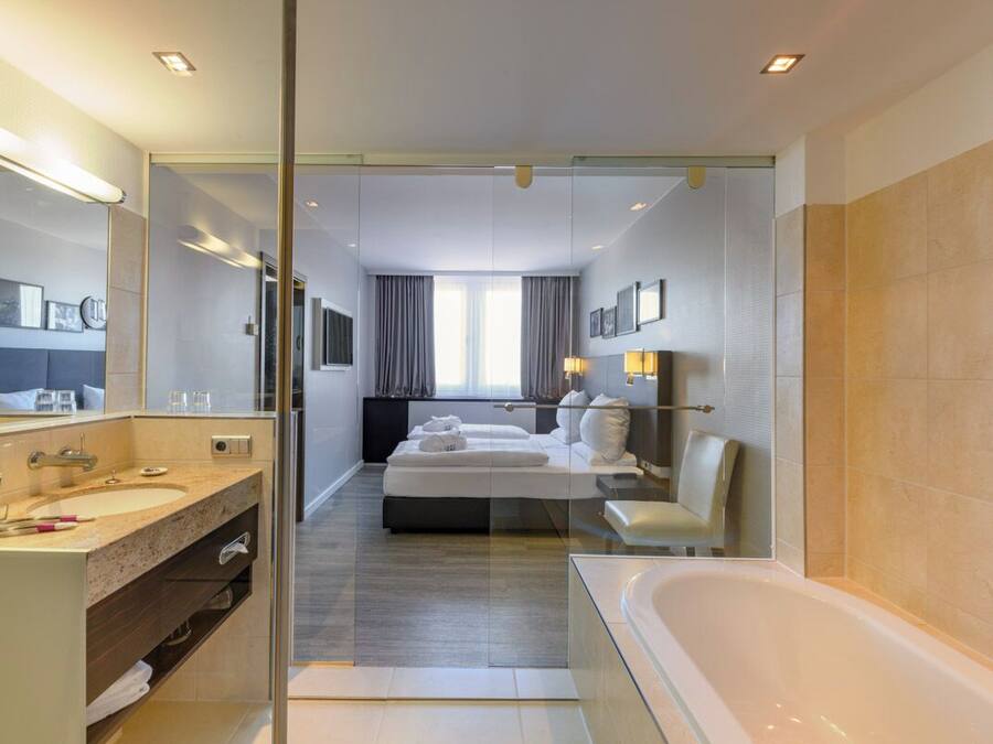 Grand suite, 1 tweepersoonsbed | Badkamer | Een douche, milieuvriendelijke toiletartikelen, een haardroger