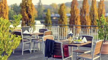 Breakfast, lunch, dinner served; international cuisine, alfresco dining