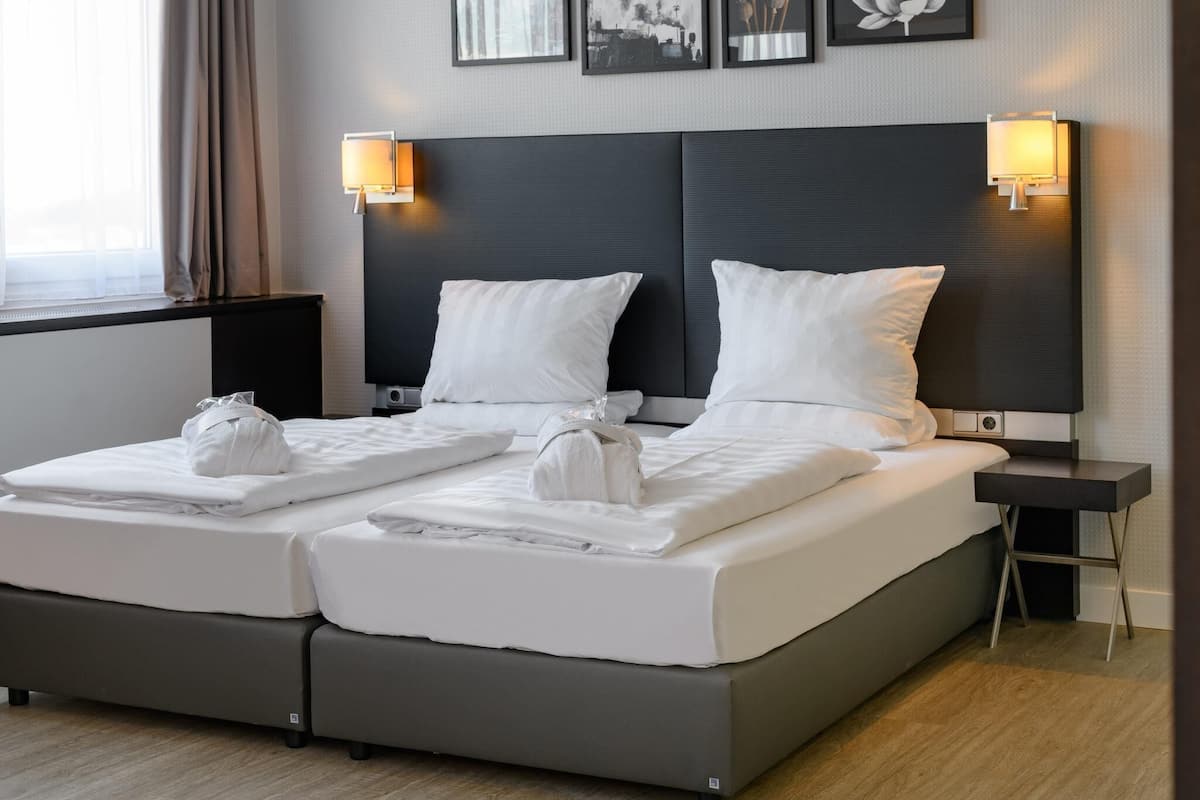 Privilege, Huone, 1 parisänky | Allergiatestatut vuodevaatteet, tallelokero huoneessa, työpöytä