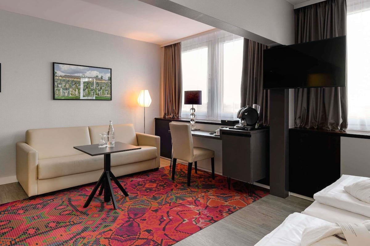 Sviitti, 1 parisänky | Allergiatestatut vuodevaatteet, tallelokero huoneessa, työpöytä